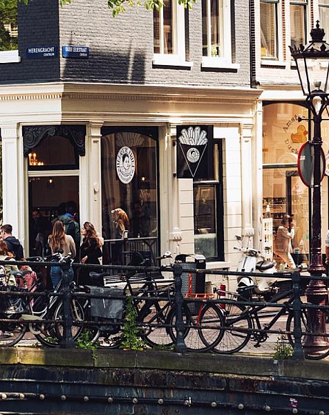 Heertje Friet Amsterdam | artisan Dutch fries on the Herengracht — photo 2